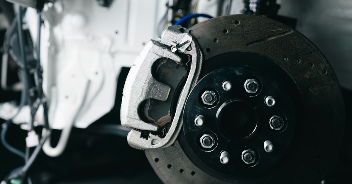 Remschijf en remklauw van een auto in een werkplaats